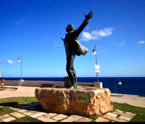 Polignano a Mare: sulla piazza di Domenico Modugno Polignano A Mare